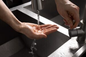 sens pour fermer un robinet