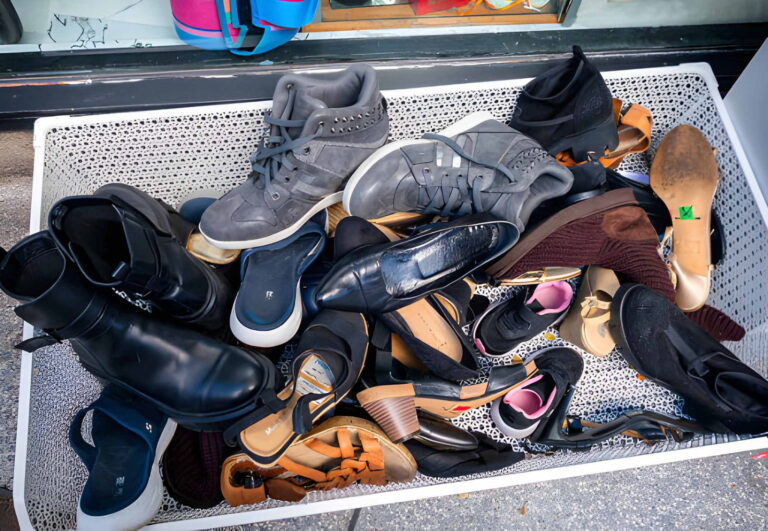 Image montrrant le recyclage des chaussures et ou recycler des chaussures usagées